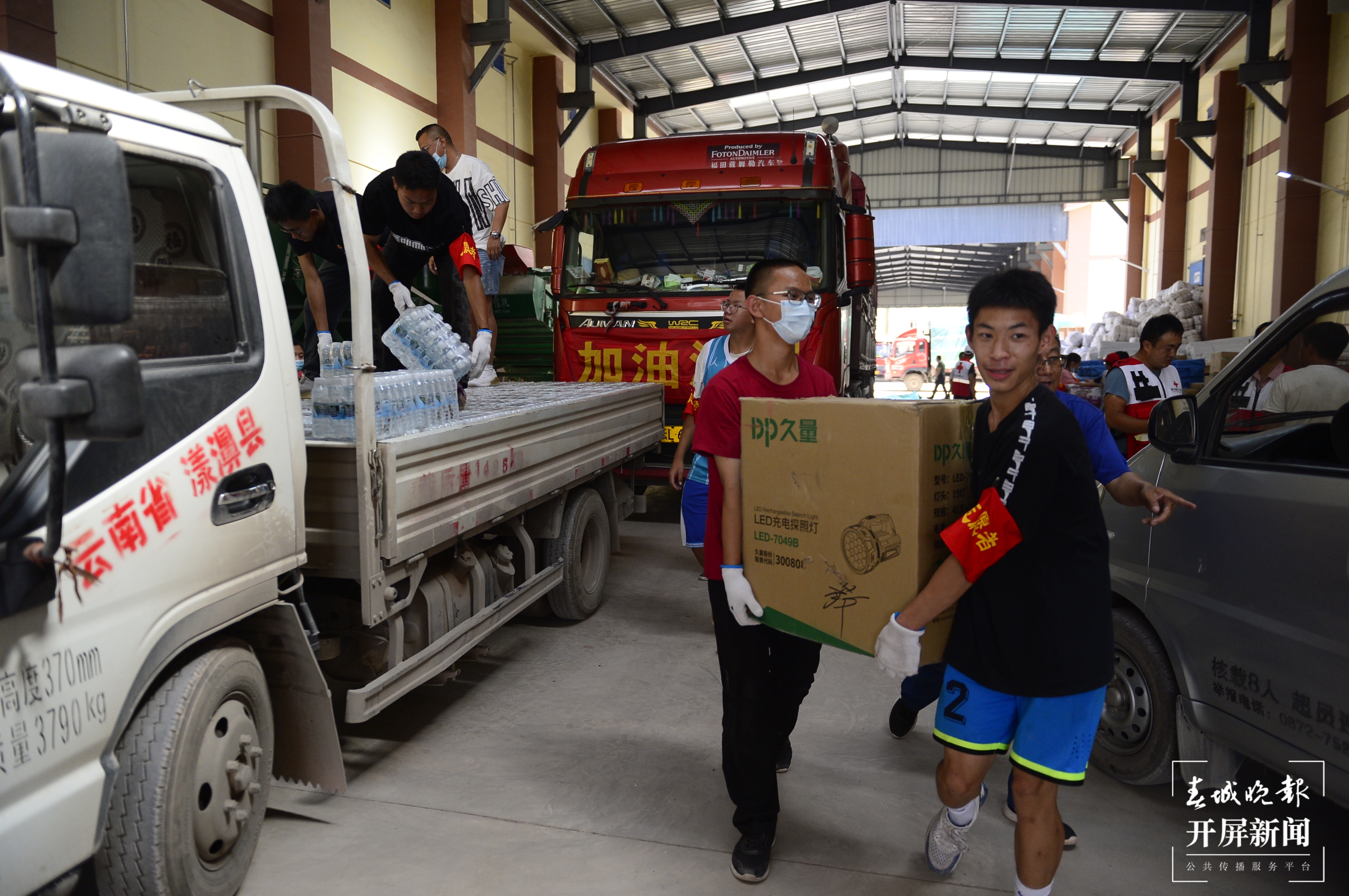 灾区 到处都能看到“00”后的身影 (3).jpg