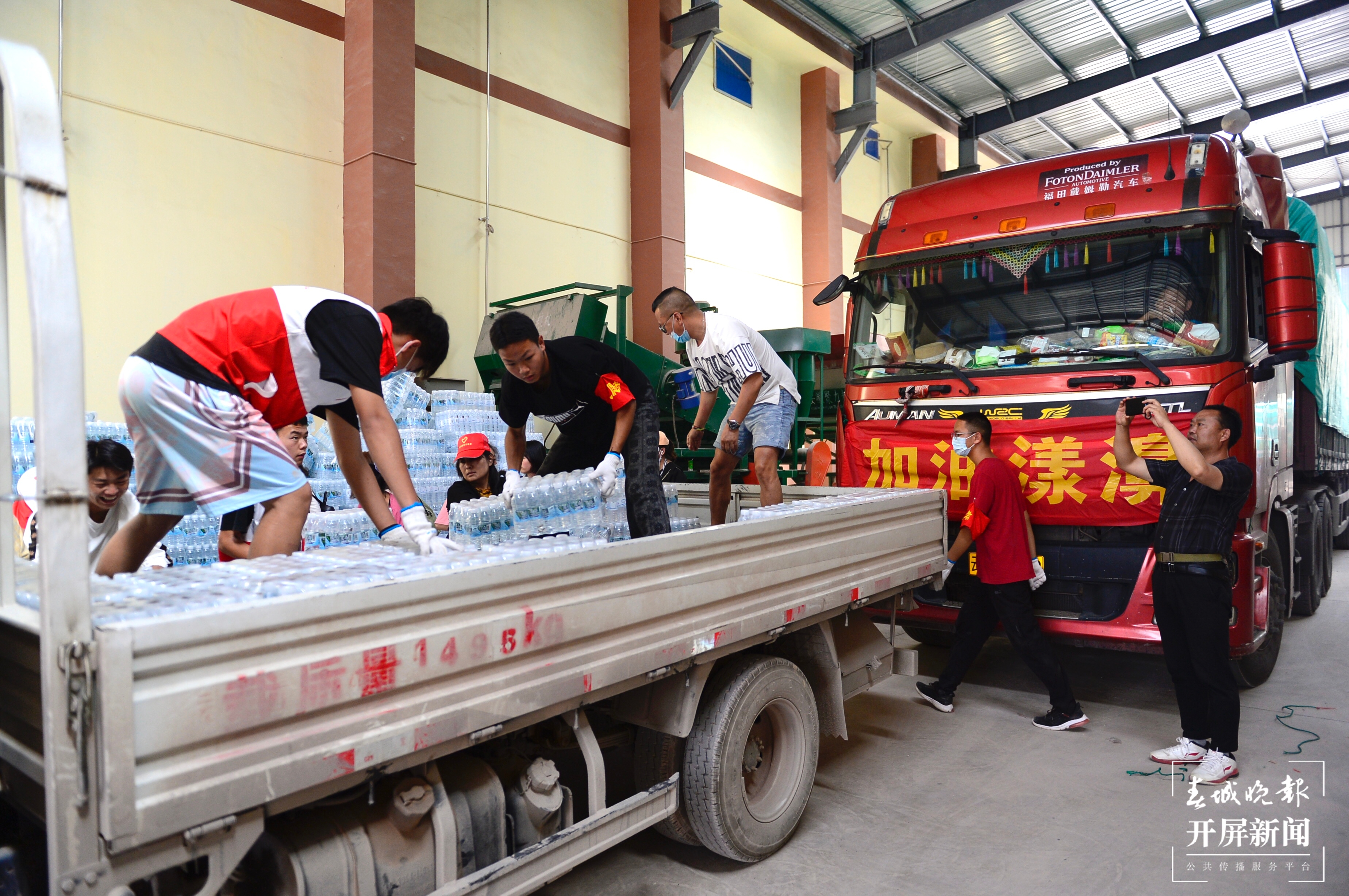 灾区 到处都能看到“00”后的身影 (2).jpg