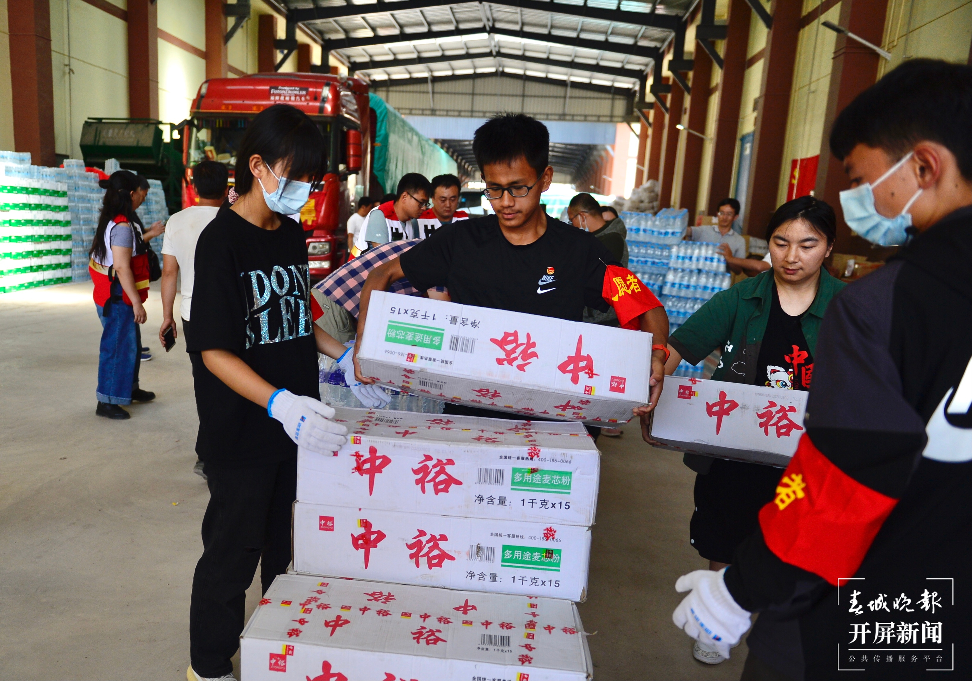 灾区 到处都能看到“00”后的身影 (1).jpg