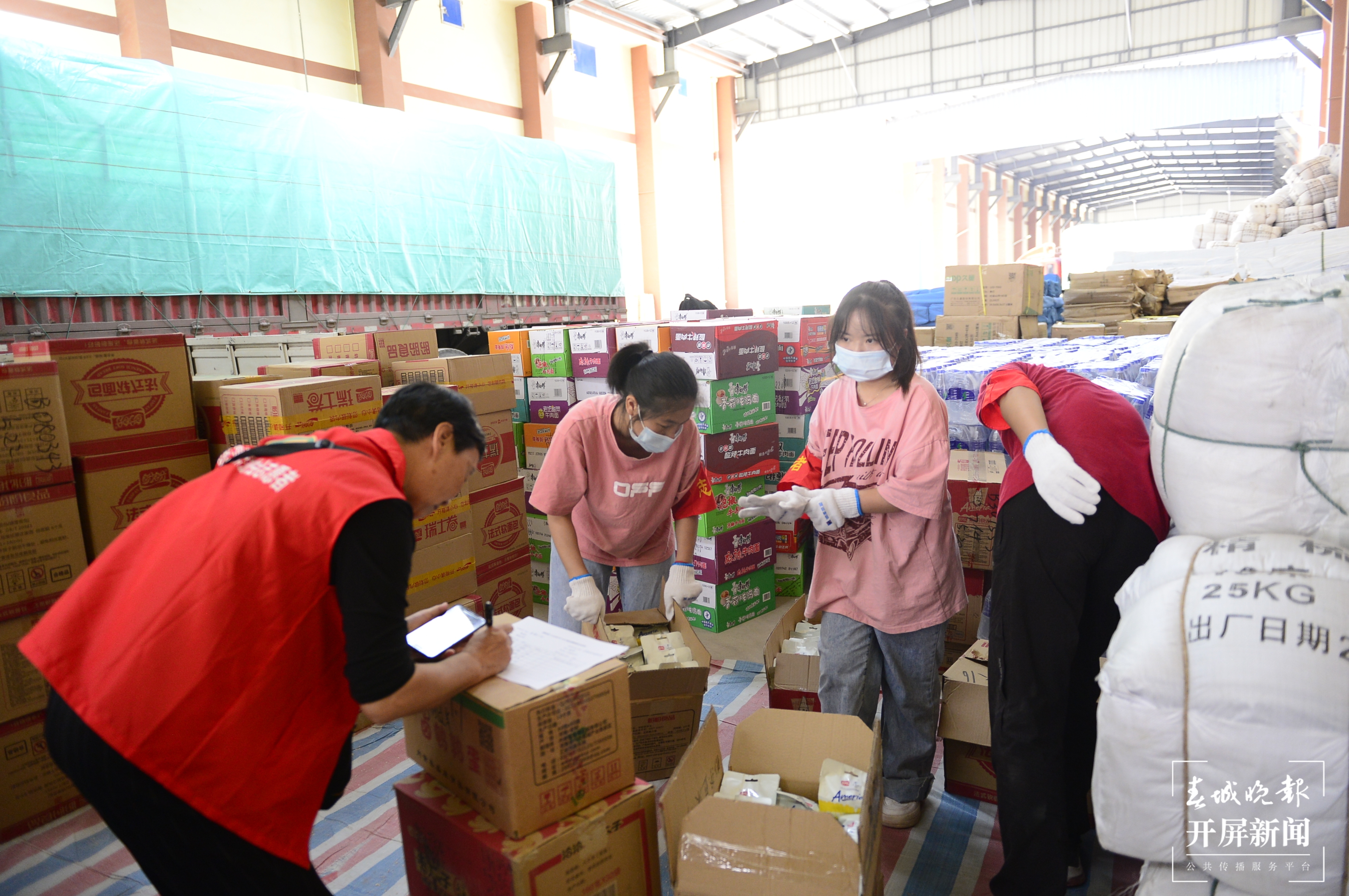 灾区 到处都能看到“00”后的身影.jpg