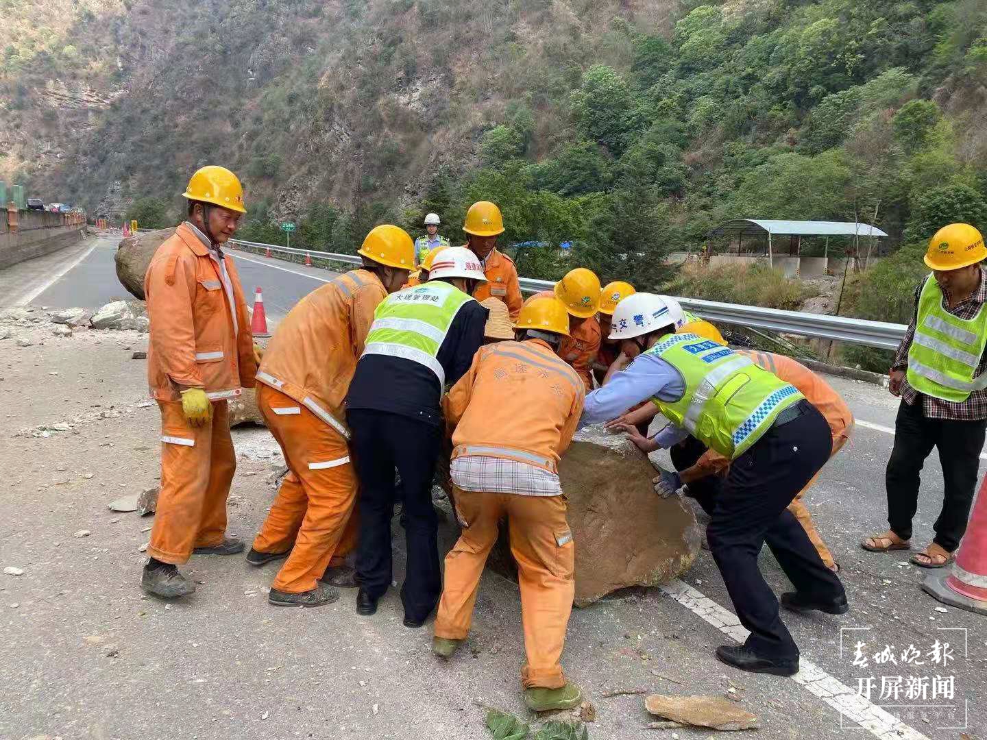 杭瑞高速公路雨后发生泥石流塌方，道 路中断6个多小时 (2).jpg