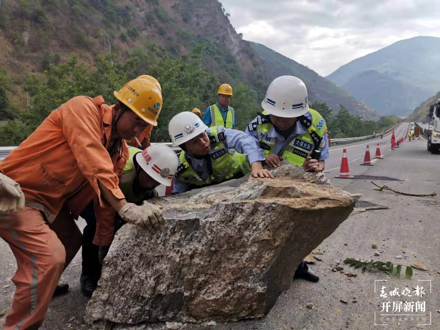 杭瑞高速公路雨后发生泥石流塌方，道 路中断6个多小时.jpg