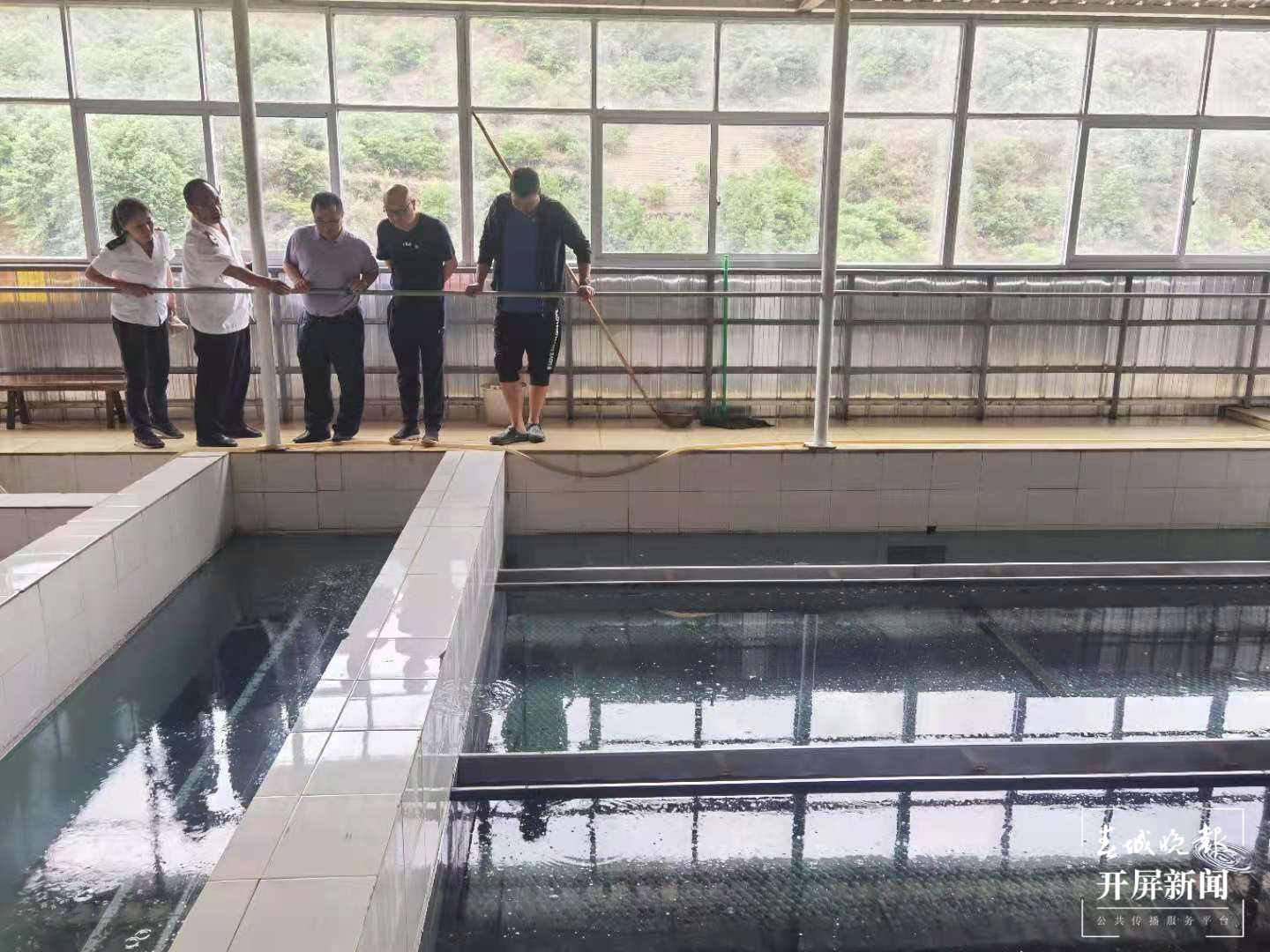 筑牢卫生监督防线，灾区群众喝上了安全的饮用水 (1).jpg