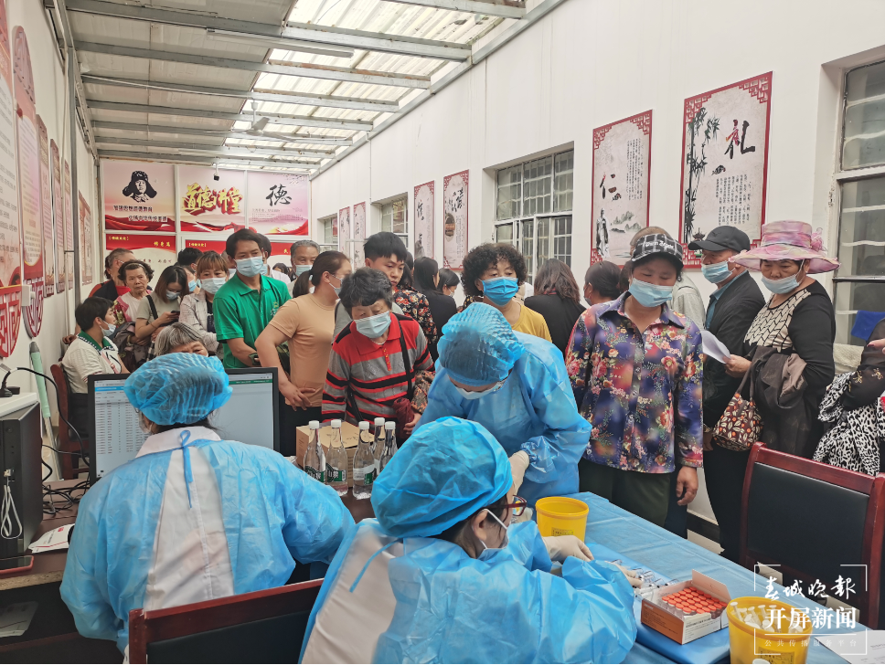 “家门口打疫苗太方便了！”昆明官渡区金马街道设立6个临时接种点  春城晚报-开屏新闻记者 罗宗伟 通讯员 官渡区融媒体中心 甘露 虞杨 摄影报道