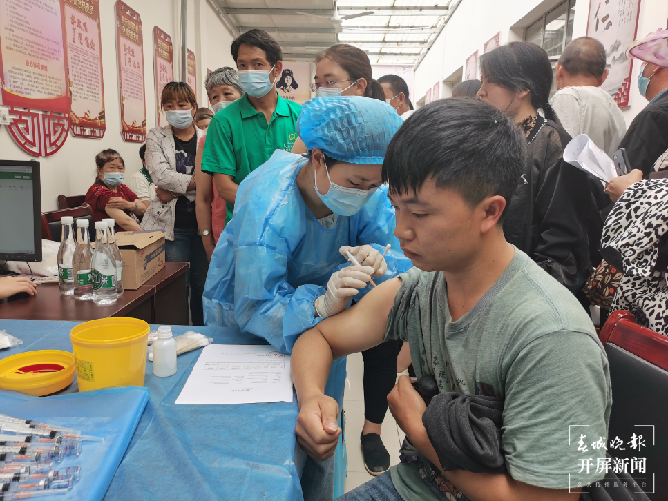 “家门口打疫苗太方便了！”昆明官渡区金马街道设立6个临时接种点  春城晚报-开屏新闻记者 罗宗伟 通讯员 官渡区融媒体中心 甘露 虞杨 摄影报道