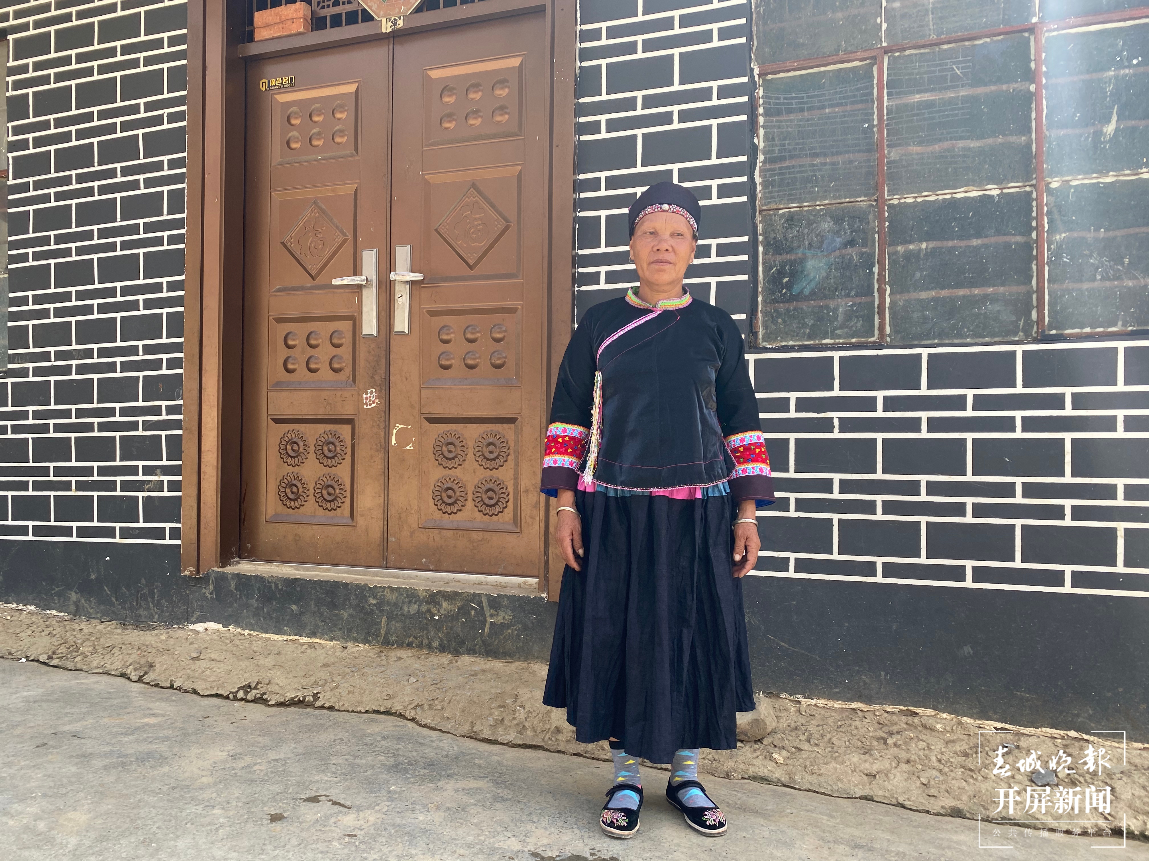 山瑶妇女杨妹花在自家房屋门前（孙琴霞 摄）.jpg