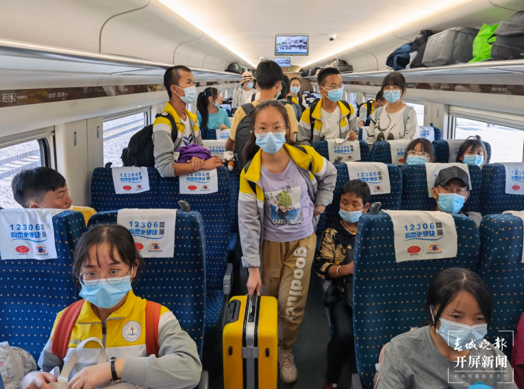 云南287名山区学生坐动车参加高考2.png