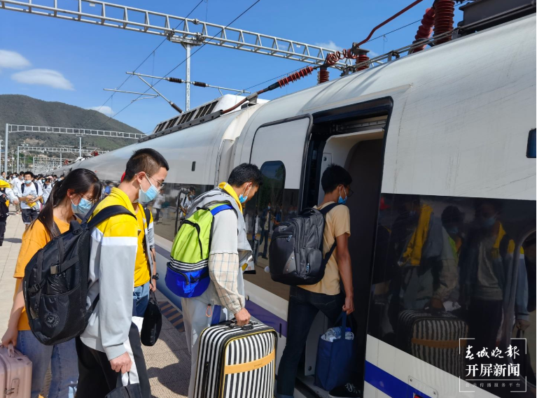 云南287名山区学生坐动车参加高考4.png