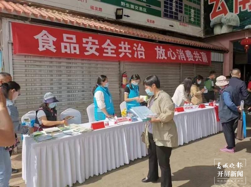 @昆明人 菌子味美，但食用野生菌，这些细节要注意→（春城晚报-开屏新闻记者 王磊 摄）