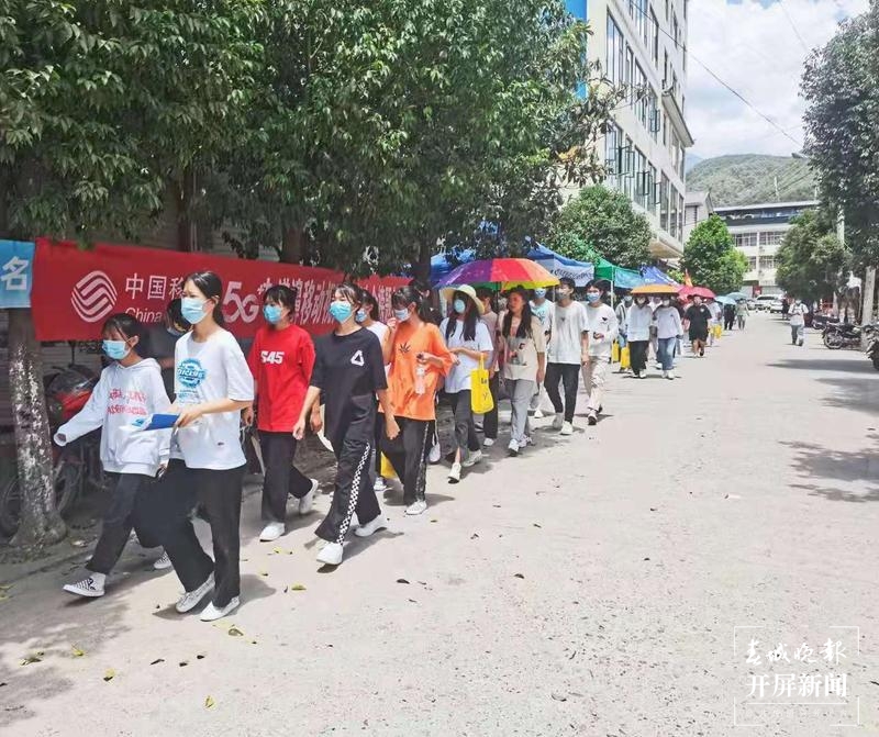 漾濞公安为震区高考护航(春城晚报-开屏新闻记者 秦蒙琳 通讯员 梁丽芬 宋金友 摄)