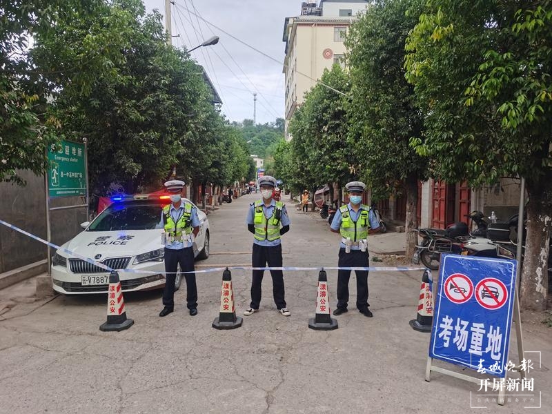 漾濞公安为震区高考护航(春城晚报-开屏新闻记者 秦蒙琳 通讯员 梁丽芬 宋金友 摄)