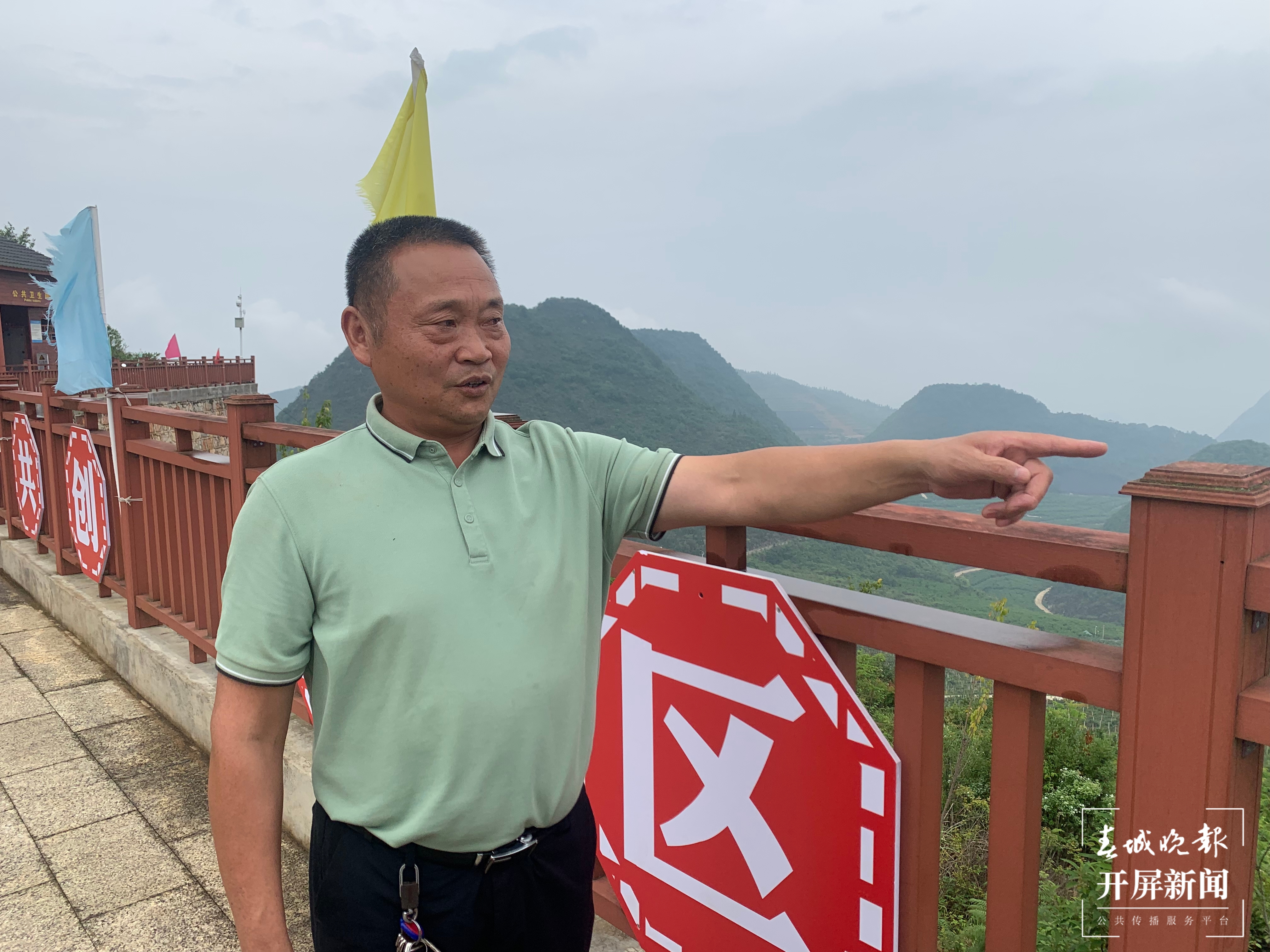 浩弘农业公司总经理陈登贵正在介绍猕猴桃基地 殷洁 摄.jpg