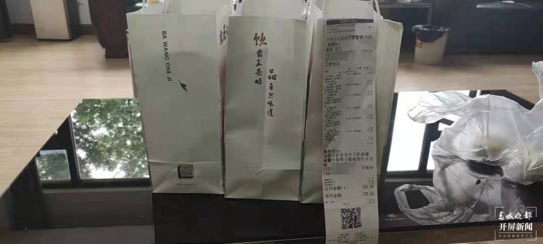 一杯奶茶，曲靖高考执勤民警心里暖暖的…（春城晚报-开屏新闻记者 蒋琼波 摄影报道）