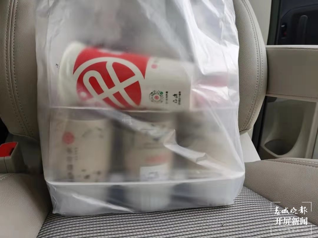 一杯奶茶，曲靖高考执勤民警心里暖暖的…（春城晚报-开屏新闻记者 蒋琼波 摄影报道）