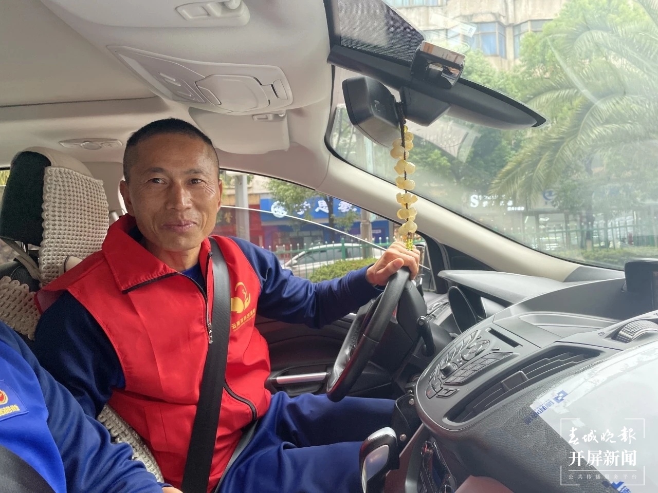 曲靖“明星”董永山开车送考（春城晚报-开屏新闻记者 蒋琼波）