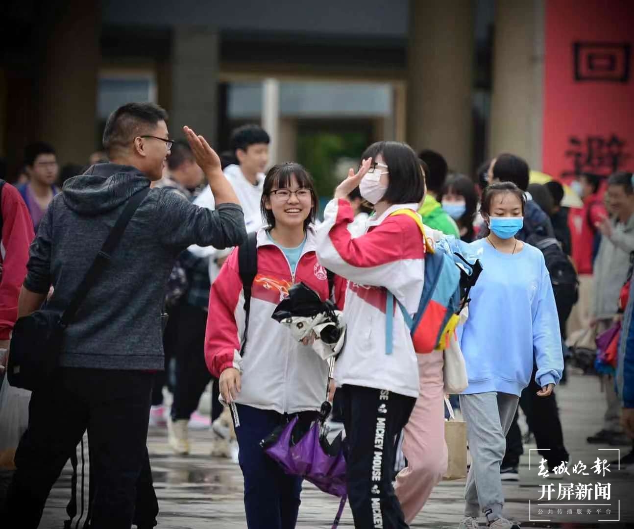 高考结束 西山区实验中学考点 （春城晚报-开屏新闻记者 马雯摄影报道）