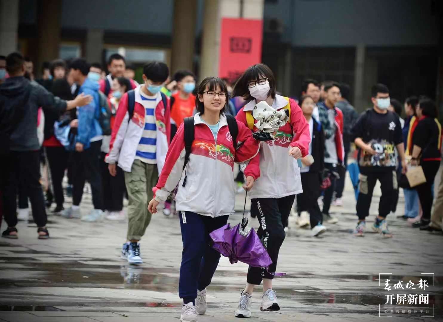 高考结束 西山区实验中学考点 （春城晚报-开屏新闻记者 马雯摄影报道）