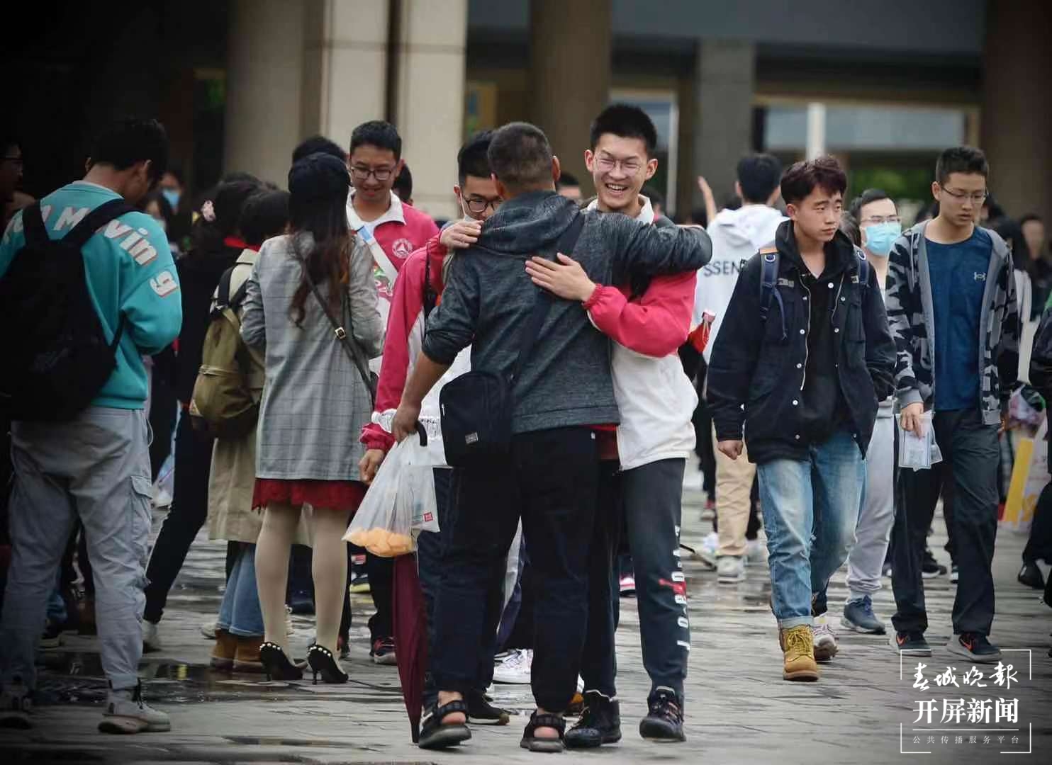 高考结束 西山区实验中学考点 （春城晚报-开屏新闻记者 马雯摄影报道）