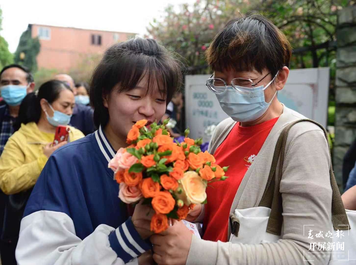 云南师大附中门口（龙宇丹摄影报道）