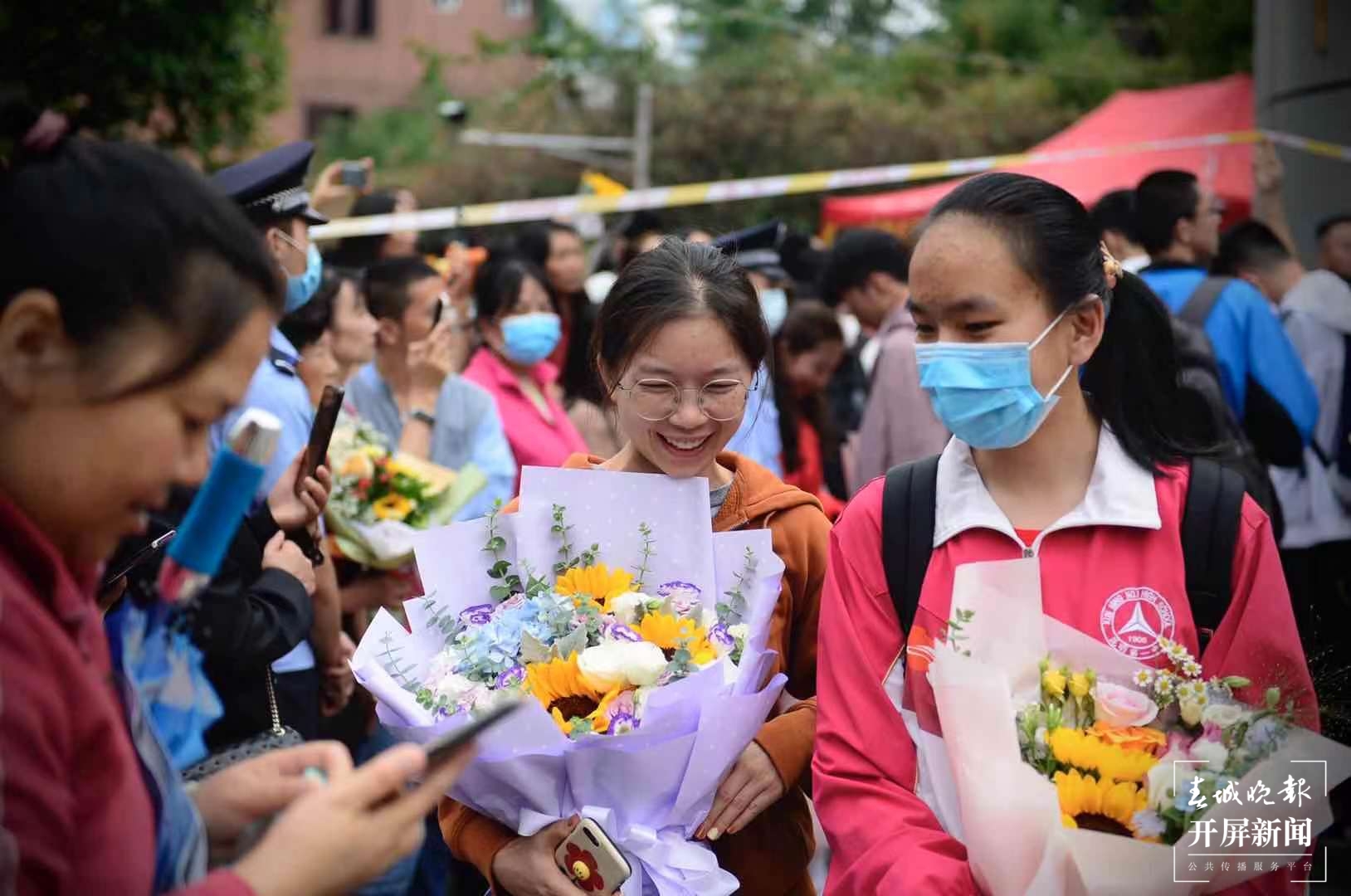 云南师大附中门口（龙宇丹摄影报道）