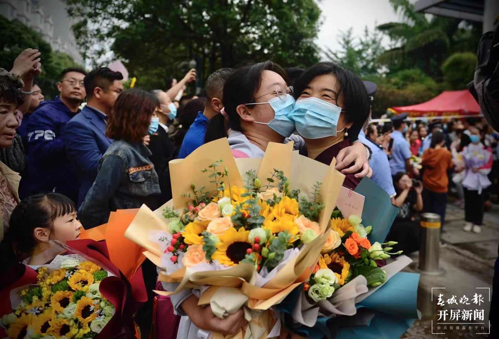 云南师大附中门口（龙宇丹摄影报道）