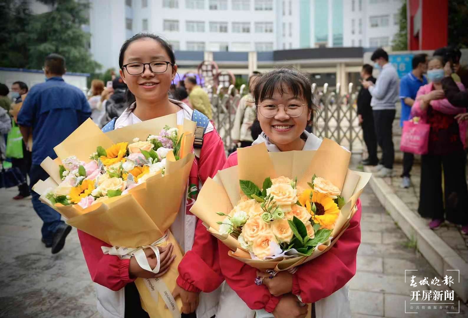 考生们走出考场。