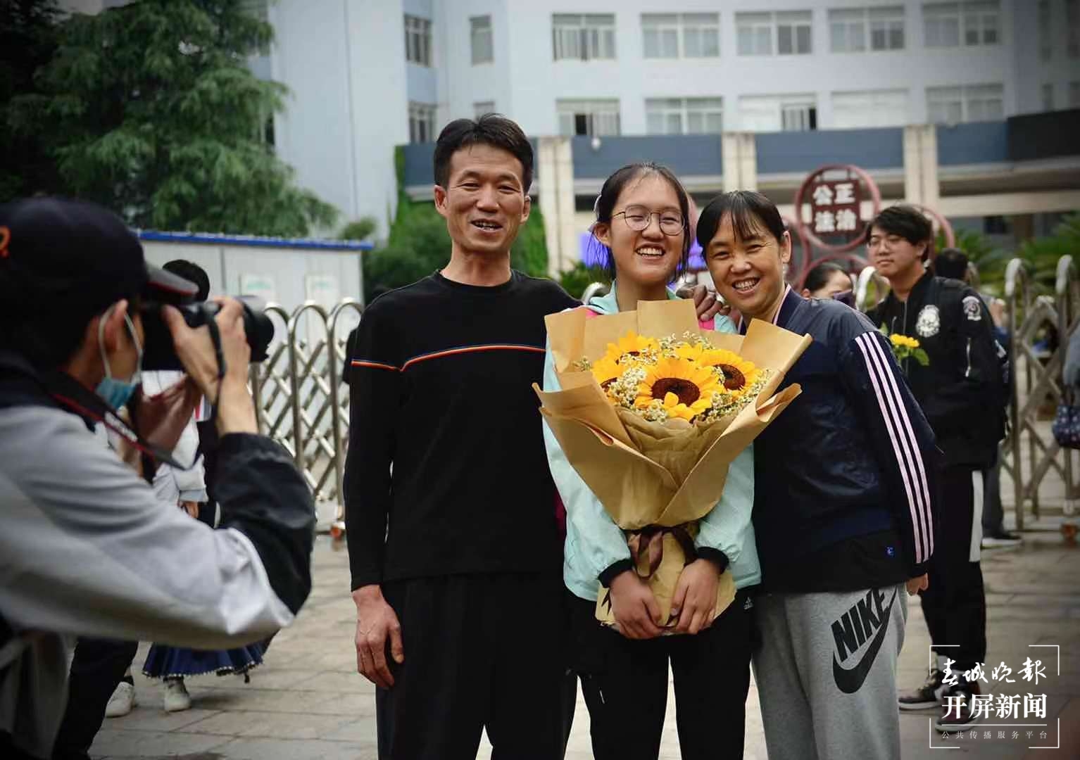 考生们走出考场。