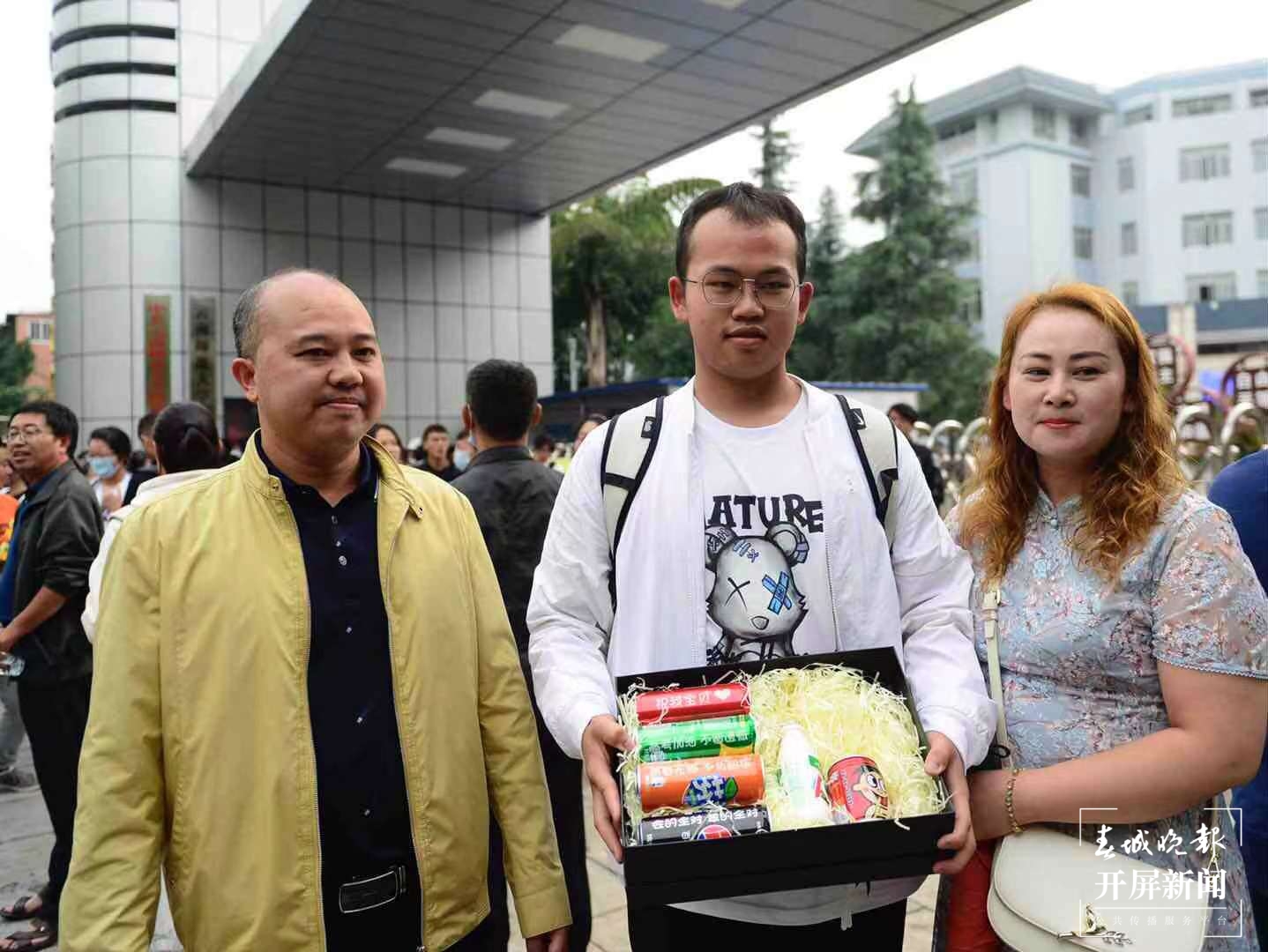 考生们走出考场。