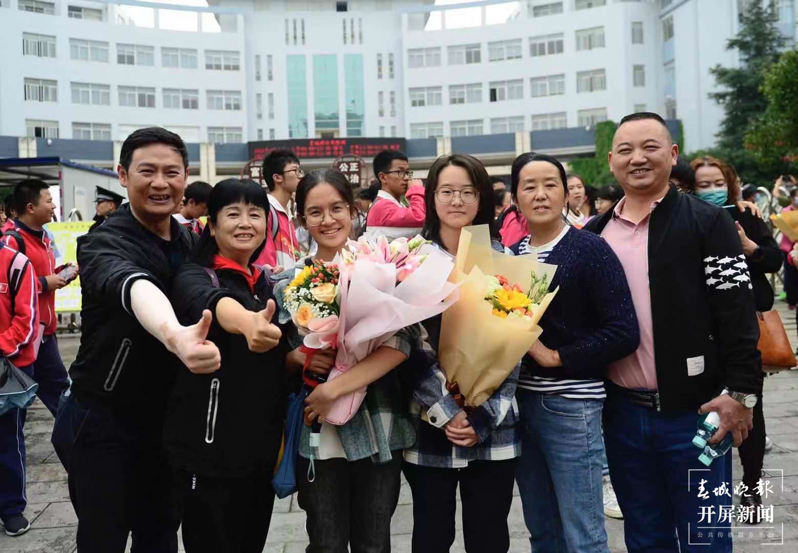 考生们走出考场。