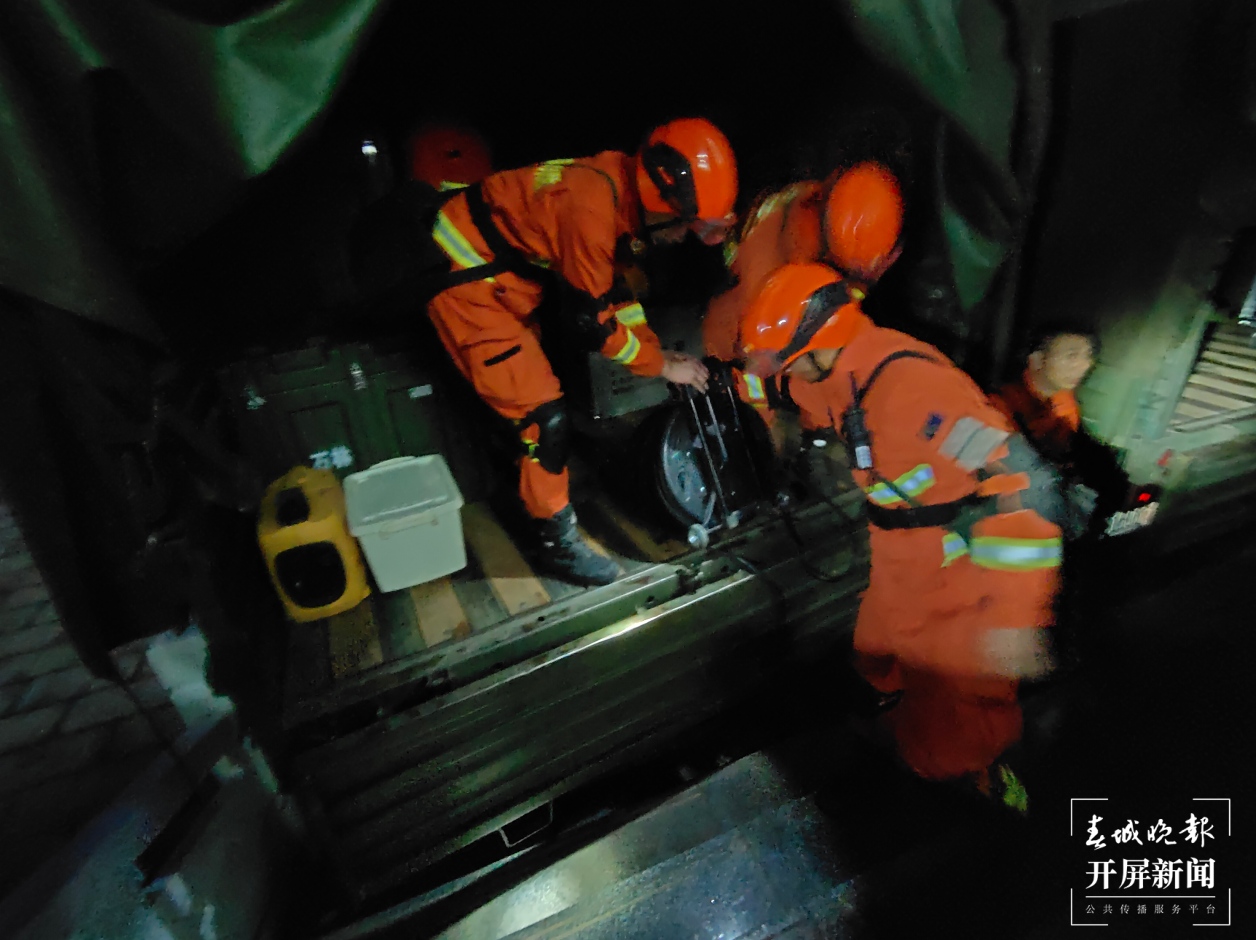 云南省森林消防总队38名指战员紧急赶赴楚雄双柏救援