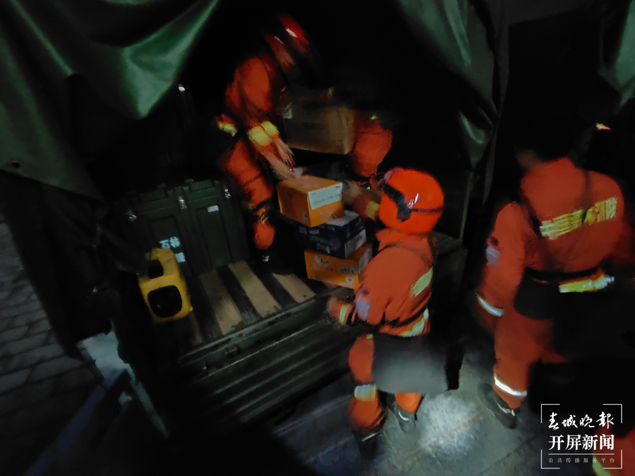 云南省森林消防总队38名指战员紧急赶赴楚雄双柏救援