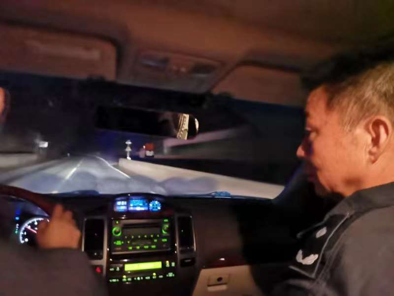 云南双柏地震：派出所民警迅速组织震中学生转移（图据人民日报）