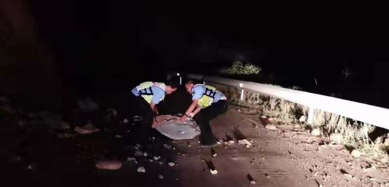 云南双柏地震：派出所民警迅速组织震中学生转移（图据人民日报）