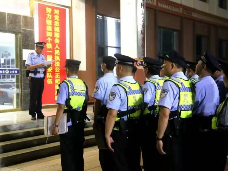 云南警方迅速投入抗震救灾