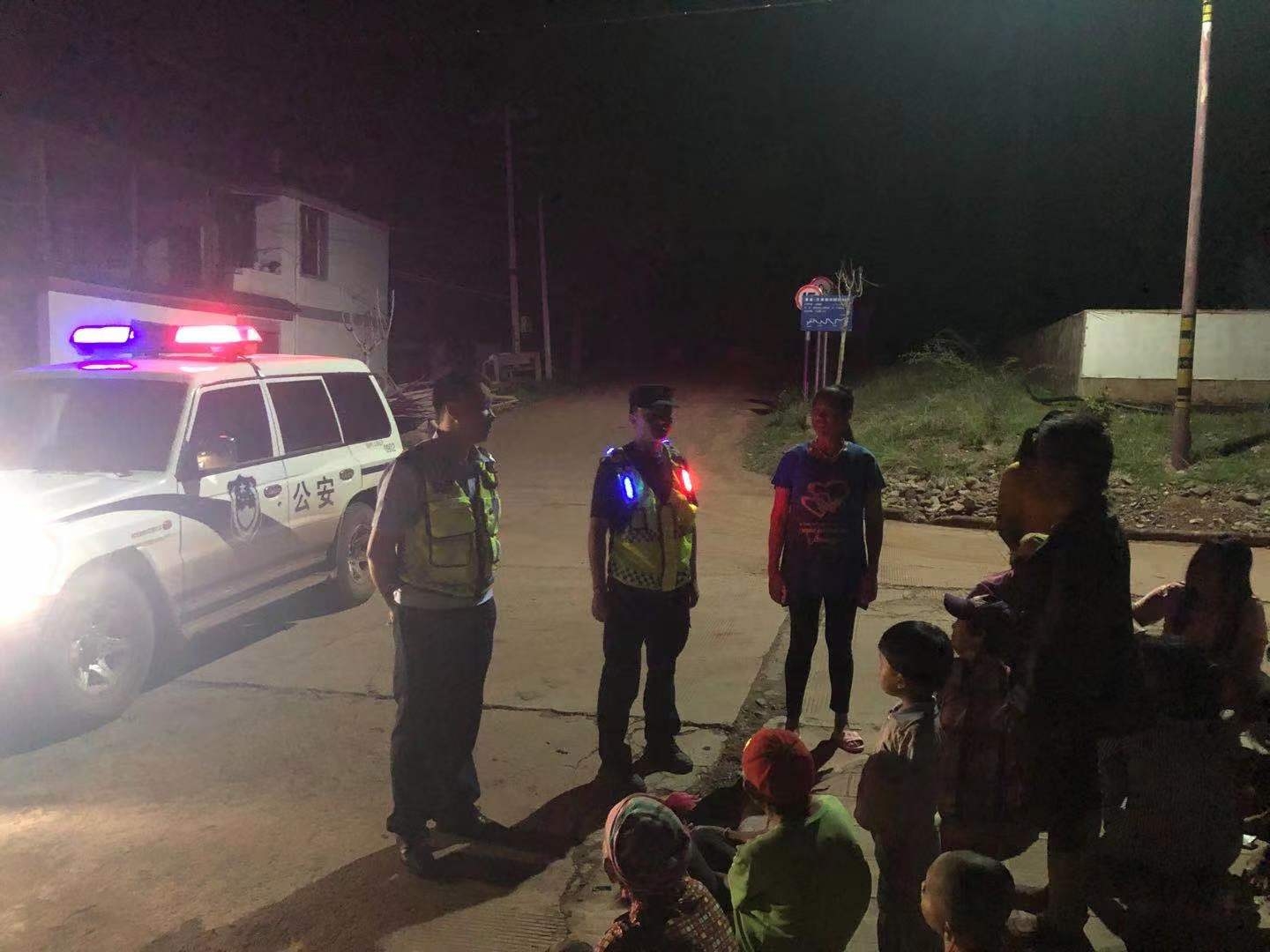 云南警方迅速投入抗震救灾