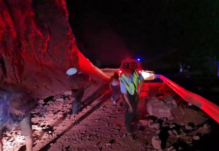 云南警方迅速投入抗震救灾