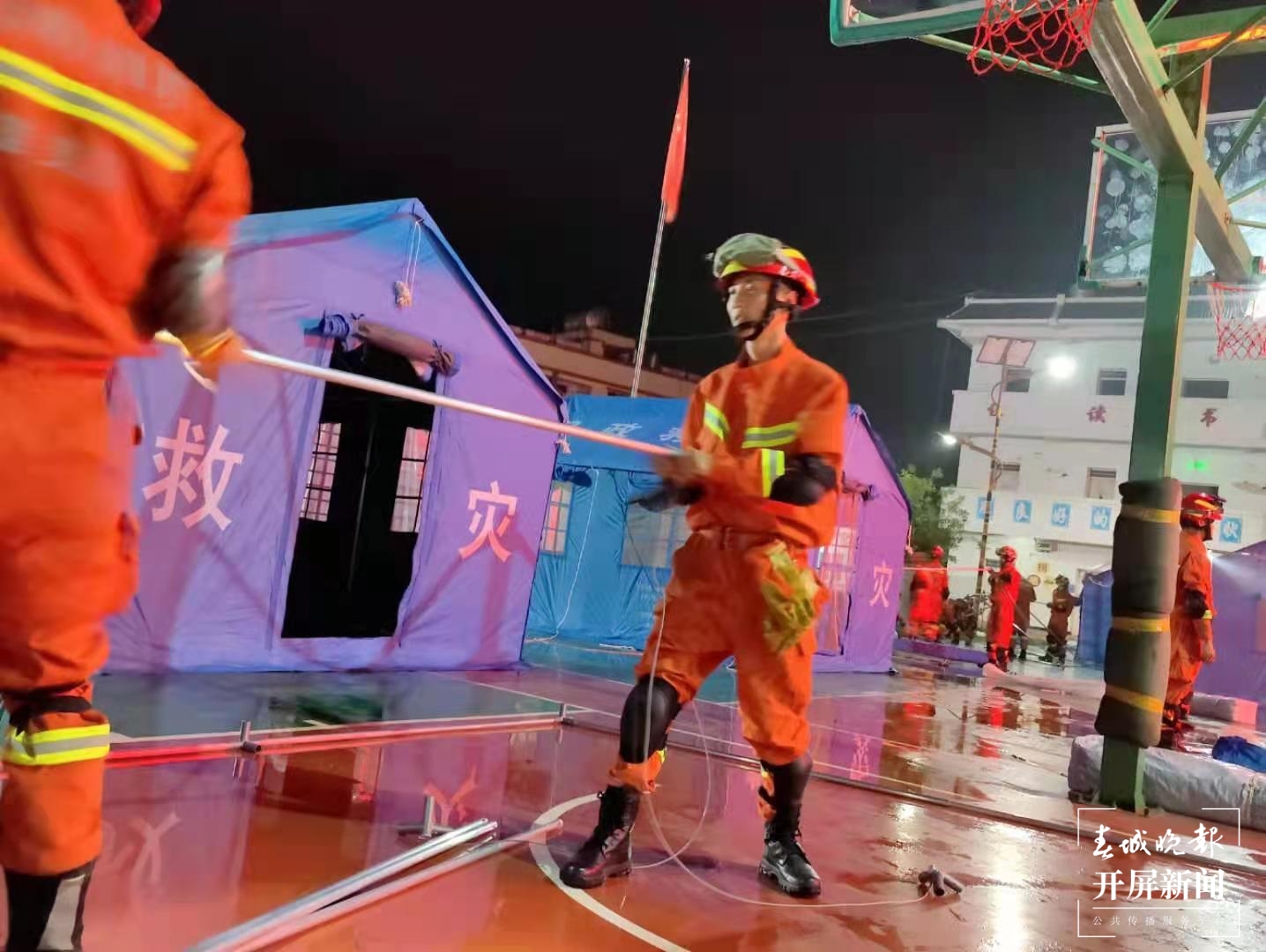 楚雄消防连夜赶赴双柏抗震救灾，当地生活秩序正常