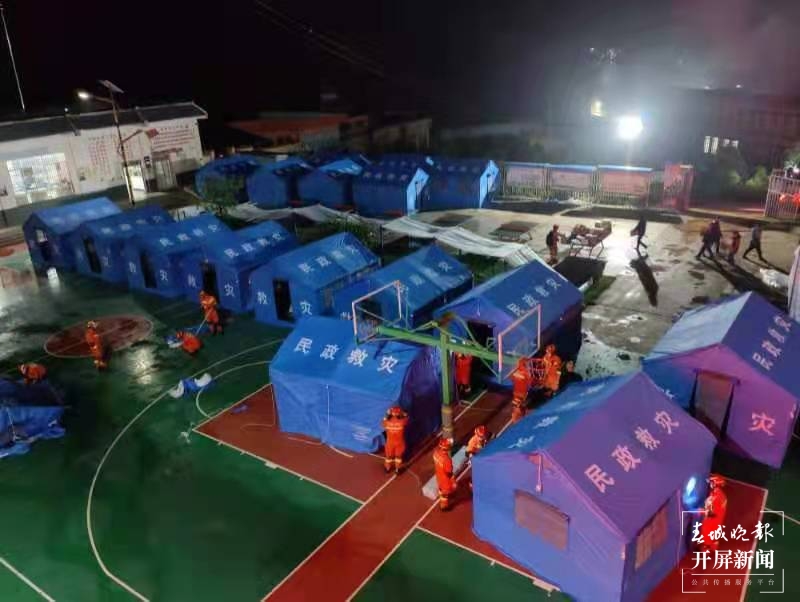 楚雄消防连夜赶赴双柏抗震救灾，当地生活秩序正常