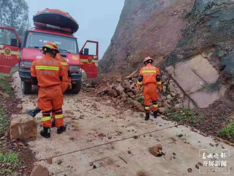 楚雄消防连夜赶赴双柏抗震救灾，当地生活秩序正常