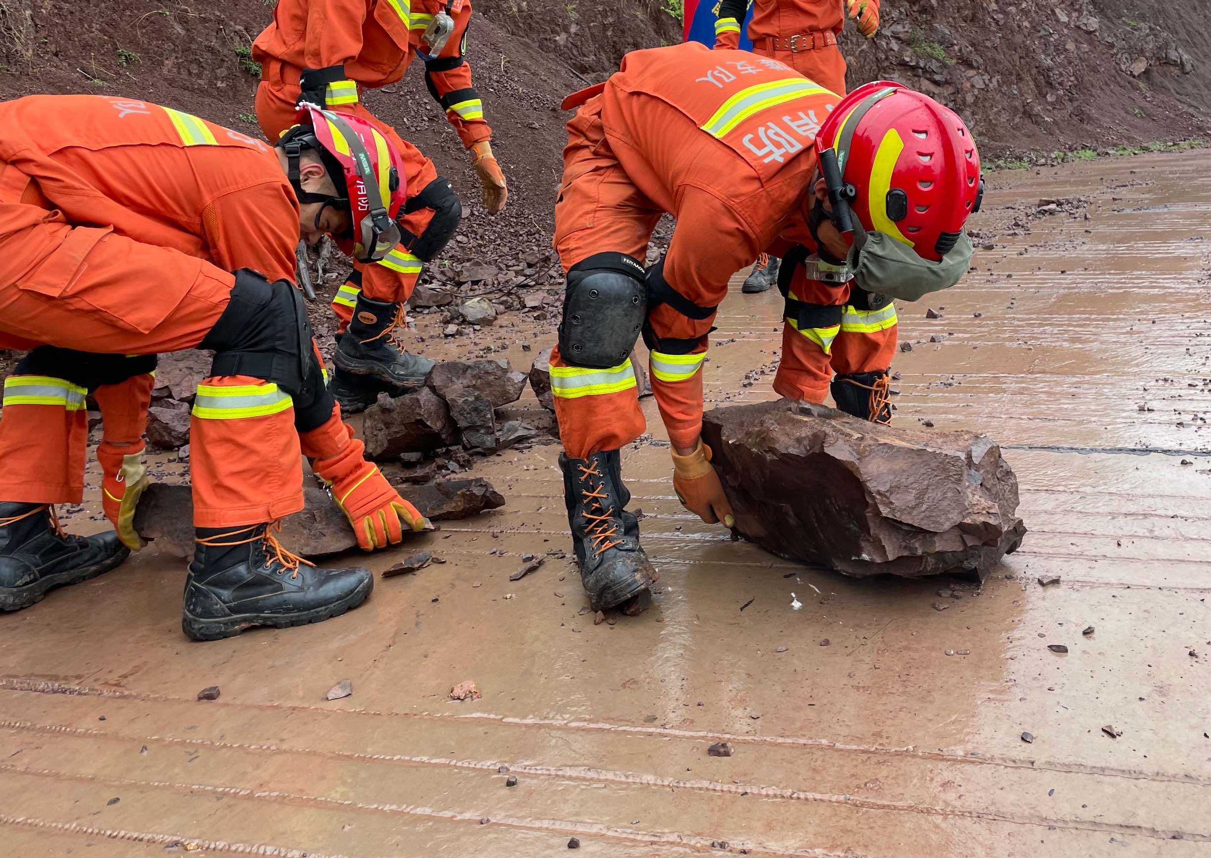 楚雄消防38车230人3犬正在有序展开救援（消防供图）