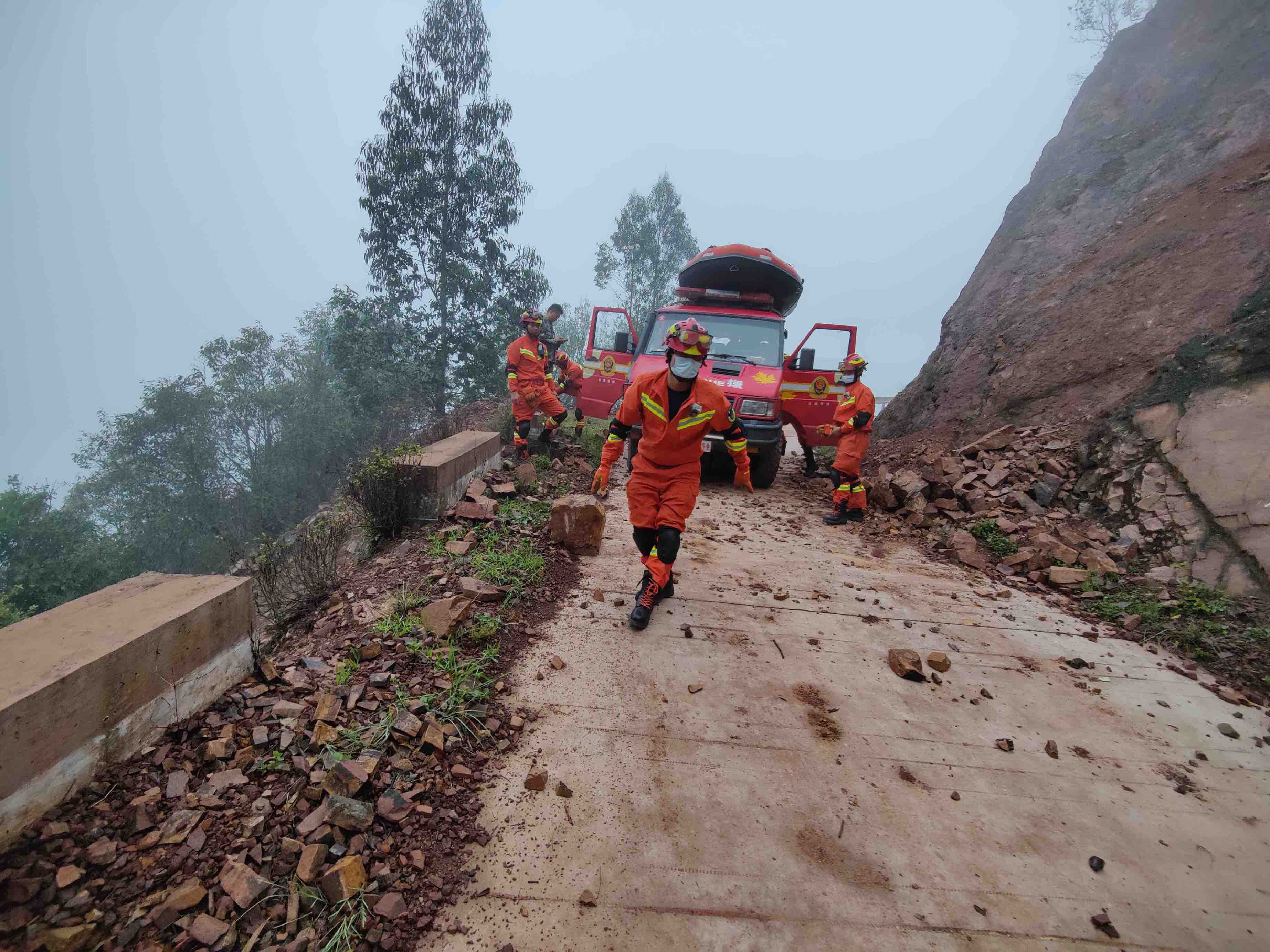 楚雄消防38车230人3犬正在有序展开救援（消防供图）
