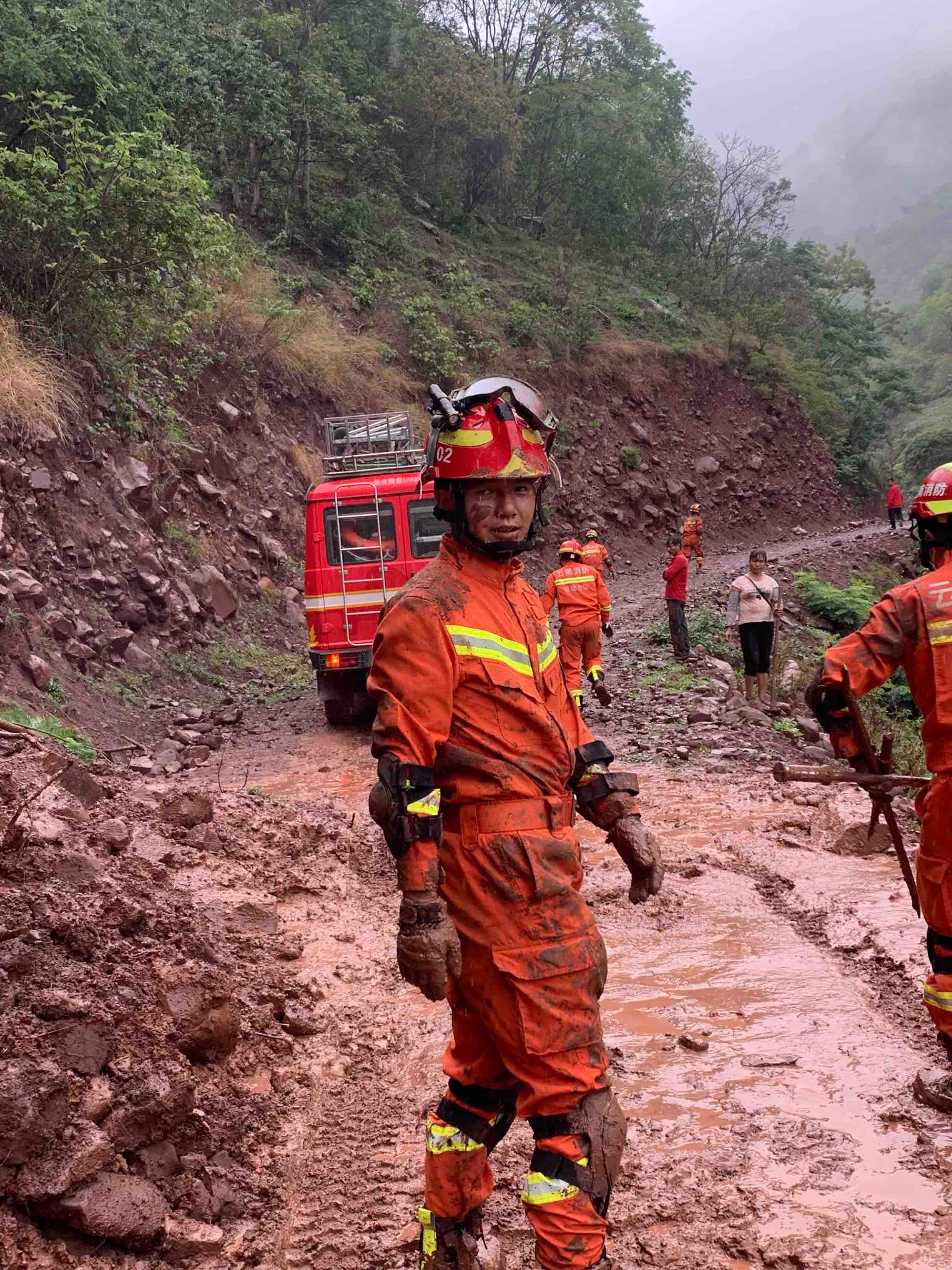 楚雄消防38车230人3犬正在有序展开救援（消防供图）