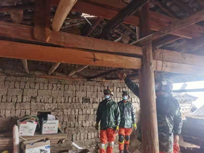 楚雄消防38车230人3犬正在有序展开救援（消防供图）