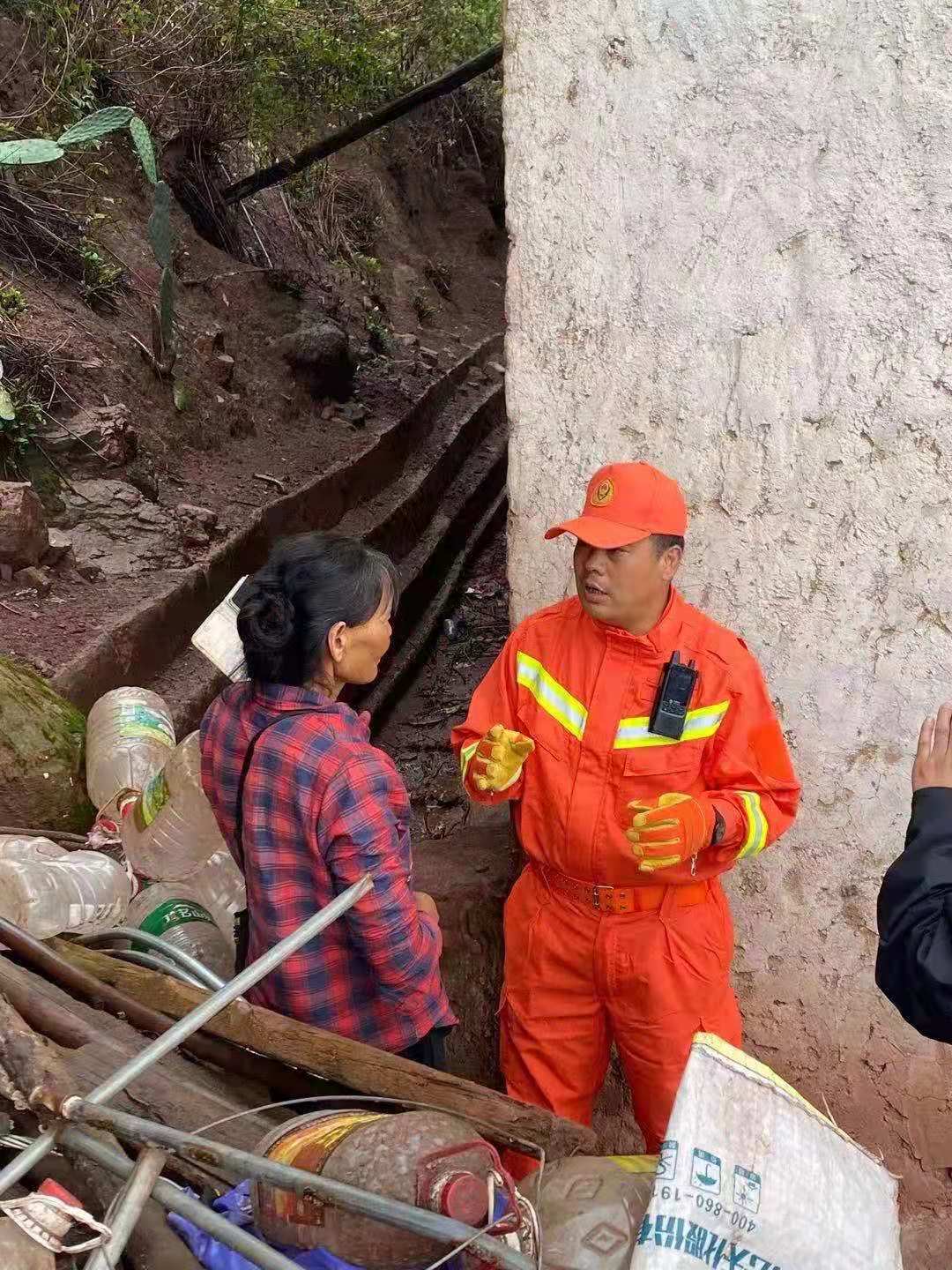 楚雄消防38车230人3犬正在有序展开救援（消防供图）