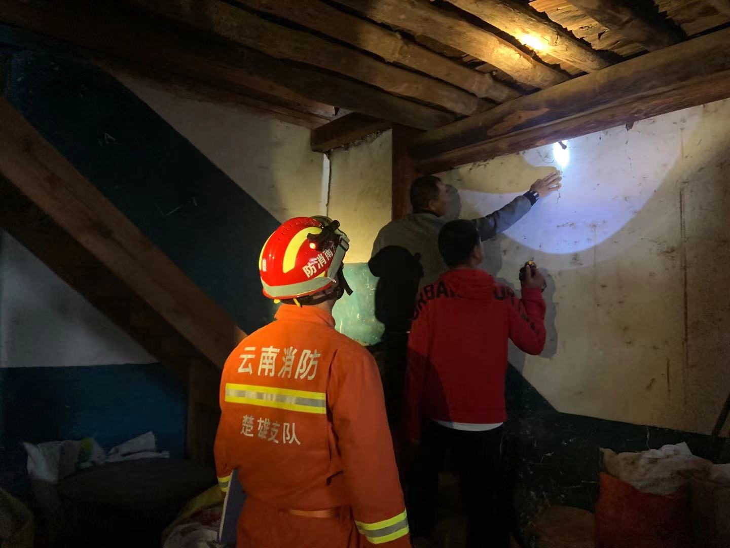 楚雄消防38车230人3犬正在有序展开救援（消防供图）