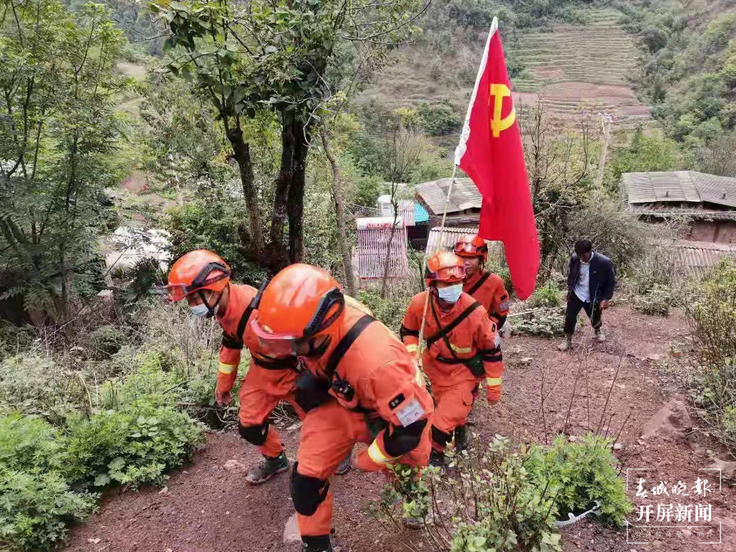 云南省森林消防总队兵分两路开展搜救和隐患排查（春城晚报-开屏新闻 杨质高摄影报道）