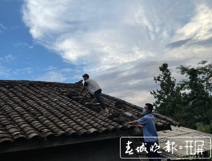 盈江震后，警察深入辖区排查地震灾情…… （ 马楠 通讯员 赵新月 摄影报道）