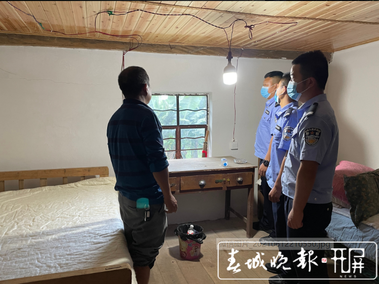 盈江震后，警察深入辖区排查地震灾情…… （ 马楠 通讯员 赵新月 摄影报道）