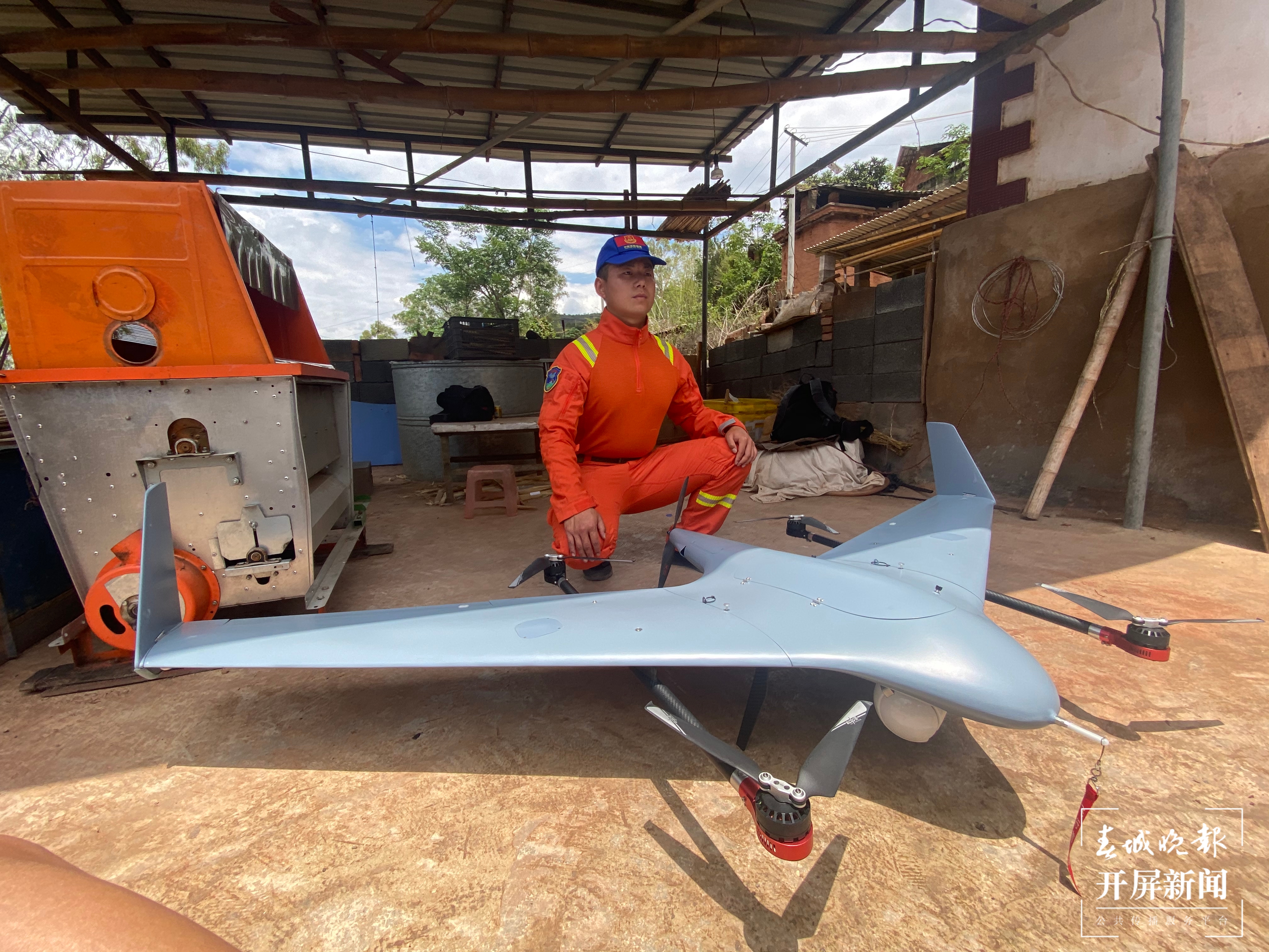 云南省森林消防总队无人机搜寻监测分队在玉溪市易门县十街乡南山村追（春城晚报-开屏新闻记者 杨质高 孙琴霞 王宇衡 周柯妤 摄）