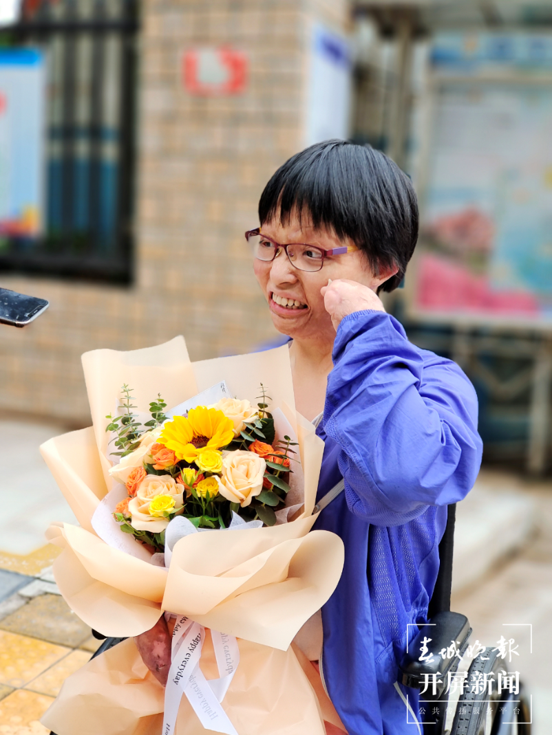 昆明“浴火女孩”唐敏(春城晚报-开屏新闻记者 费丹艺 杨露 江洋 摄）